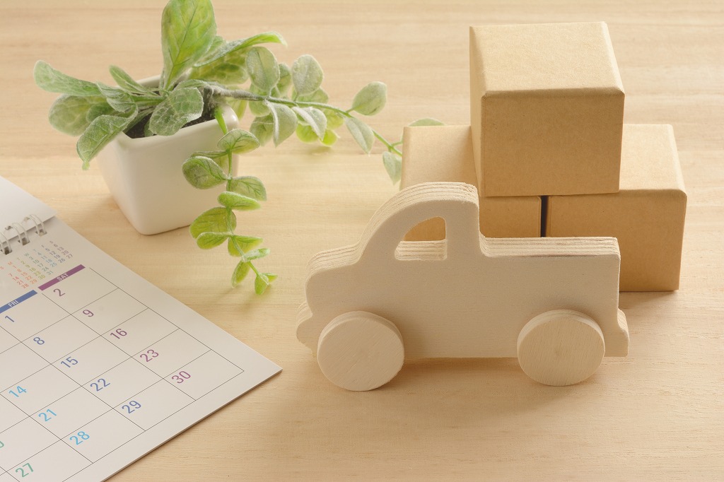 トラックと荷物の木のおもちゃとカレンダー